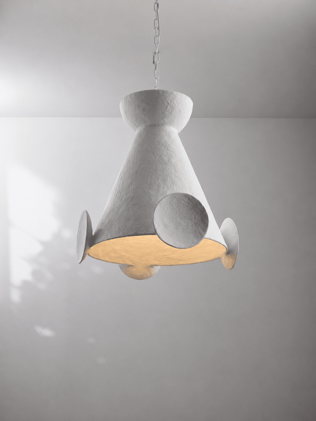 Sculptural Gips-Kegel-Pendelleuchte