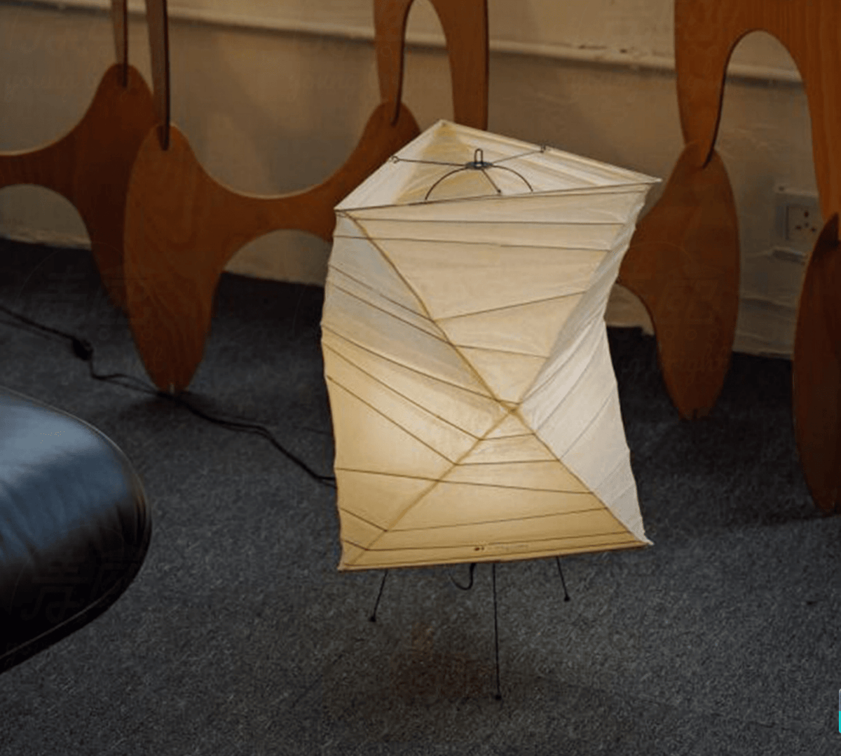 Avelisse Tischleuchte mit verdrehtem Papier-Lampenschirm