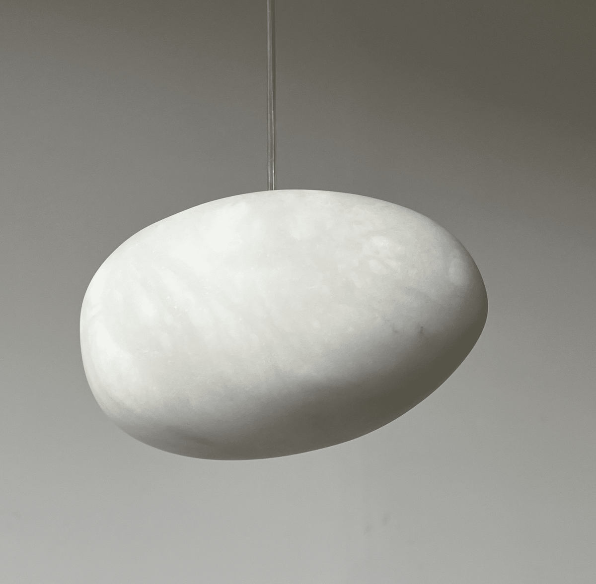 Nivisaya Pendelleuchte in Kieselsteinform aus Alabaster