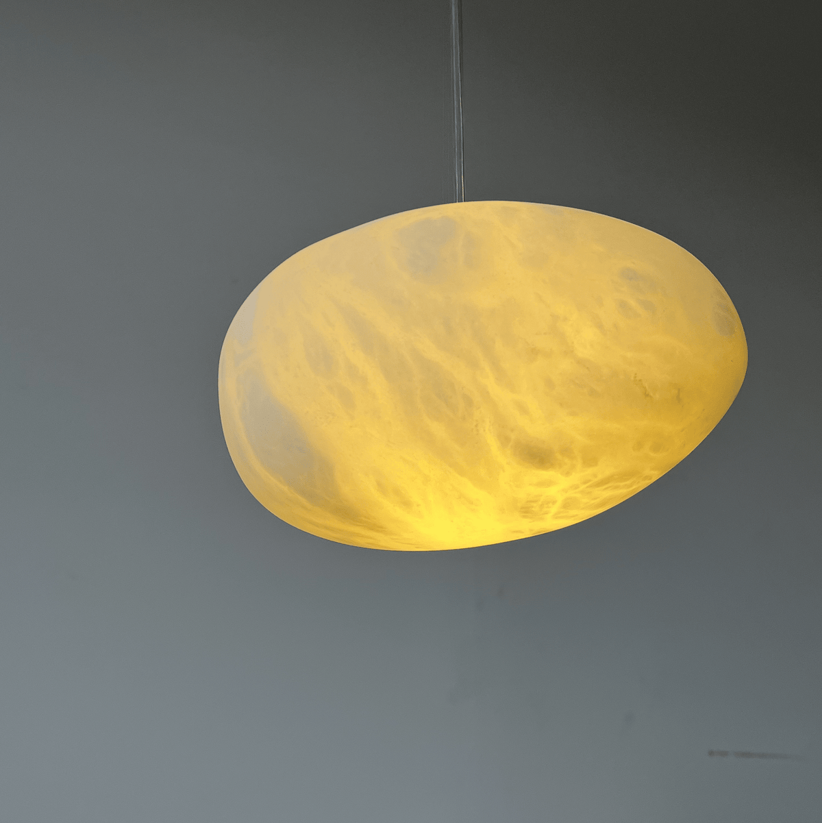 Nivisaya Pendelleuchte in Kieselsteinform aus Alabaster