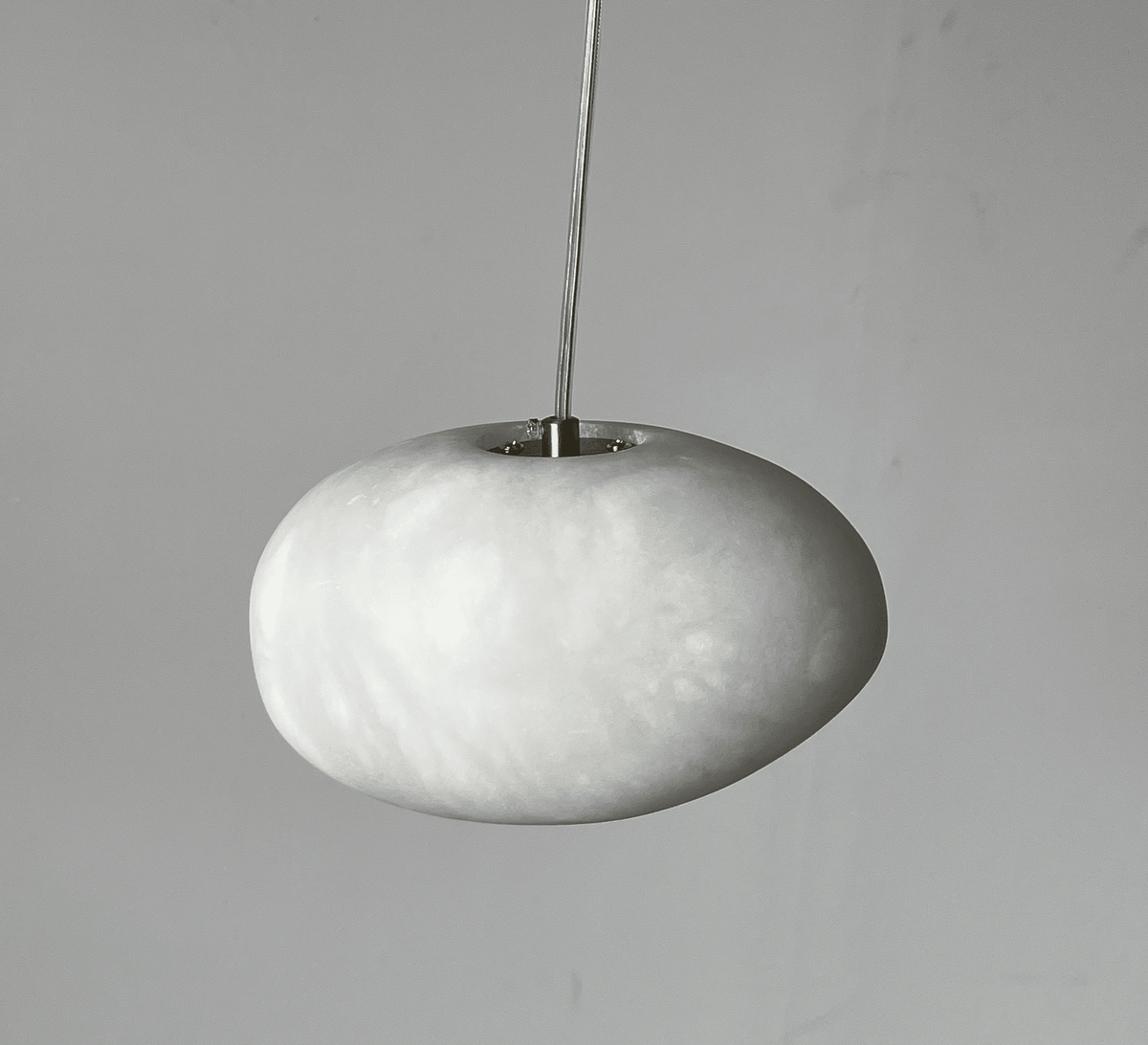 Nivisaya Pendelleuchte in Kieselsteinform aus Alabaster