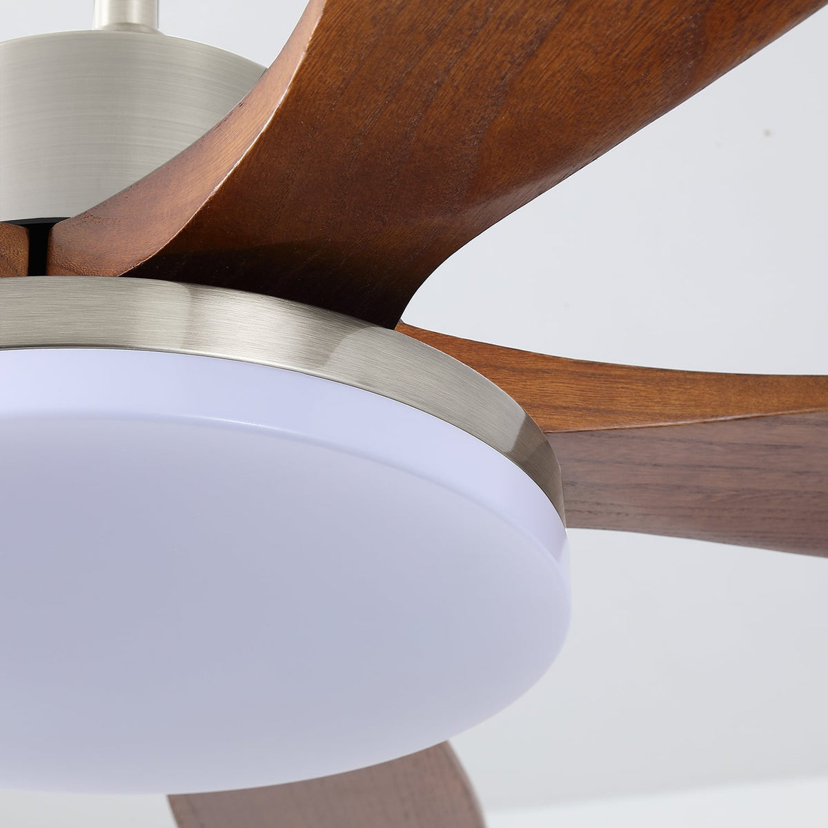 Alduira Deckenventilator mit Beleuchtung aus Holz im modernen Stil