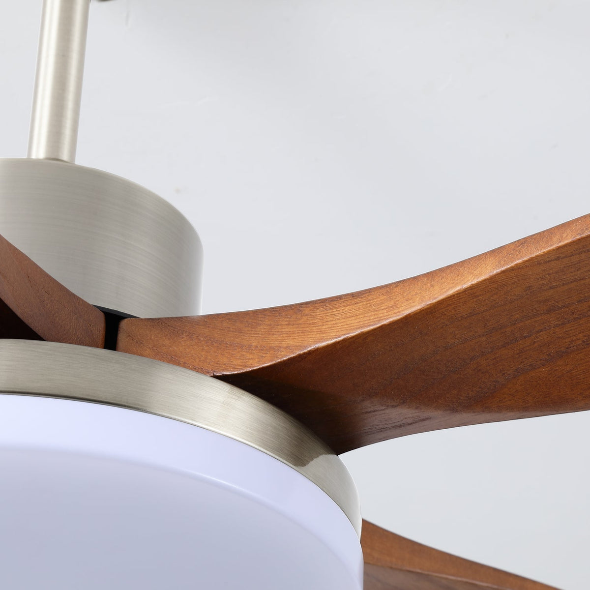 Alduira Deckenventilator mit Beleuchtung aus Holz im modernen Stil