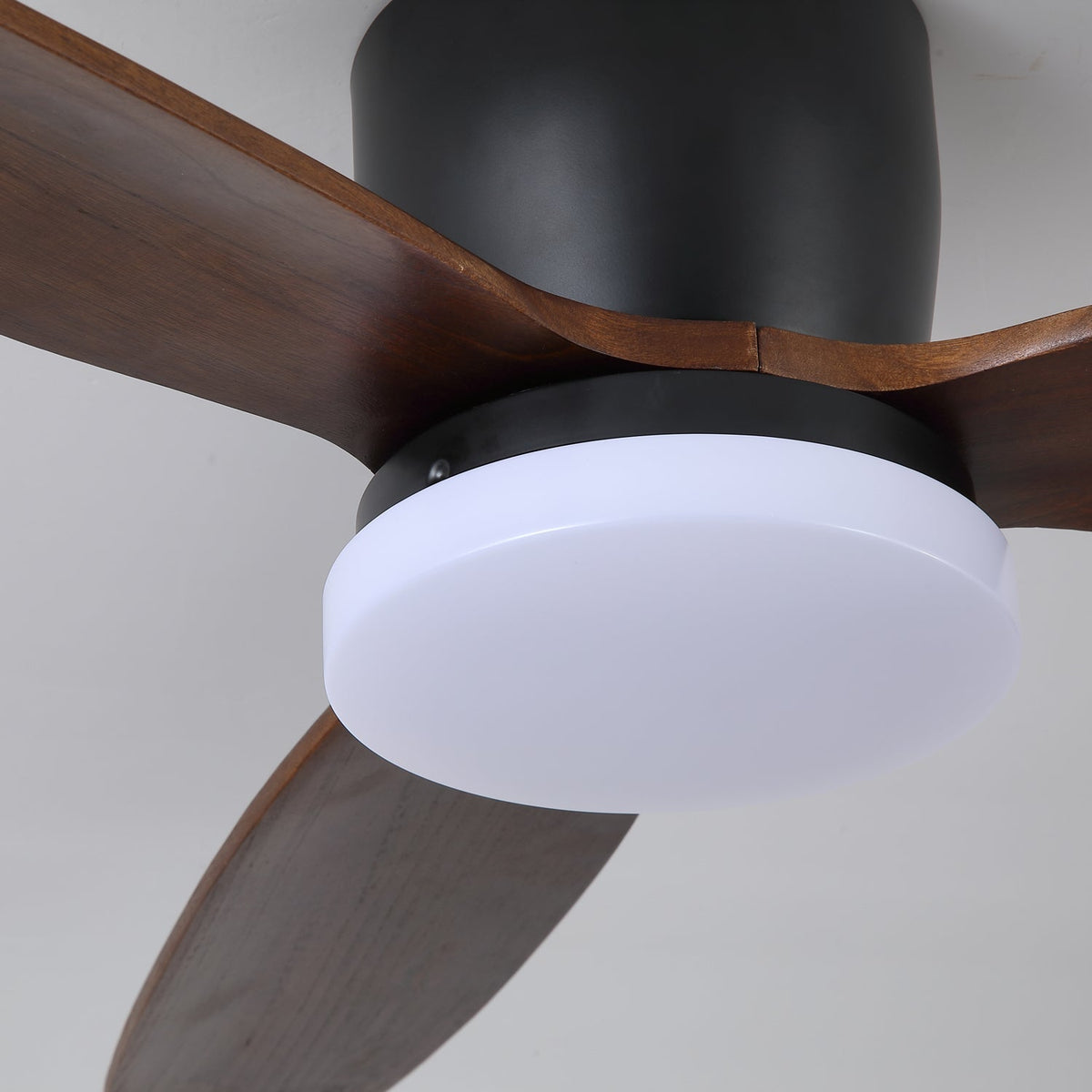 Athyrs Deckenventilator mit Beleuchtung