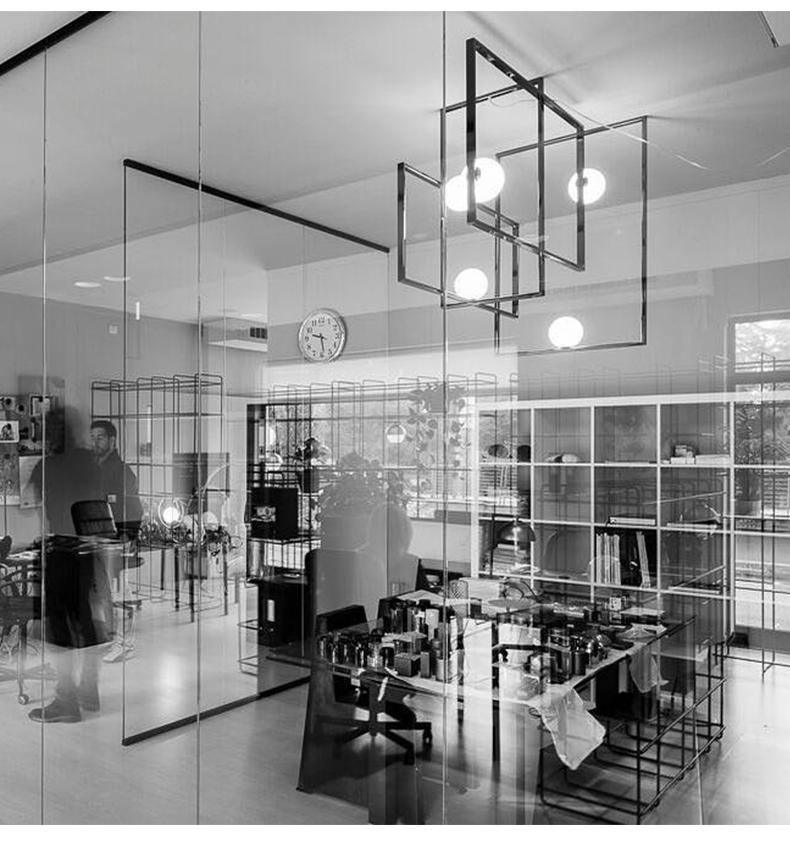 Veliiel Kronleuchter Mondrian aus Glas in Messing mit geometrischem Design