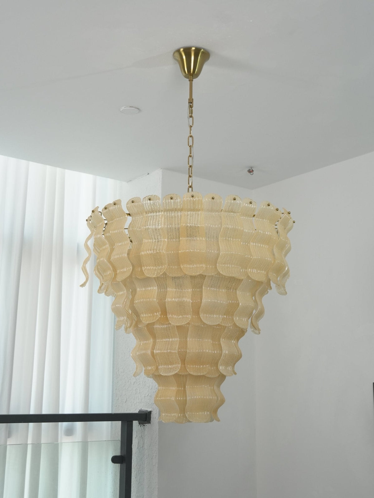 Borzi Kronleuchter aus Gelbem Glas mit Blattmotiv in luxuriöser Ausführung