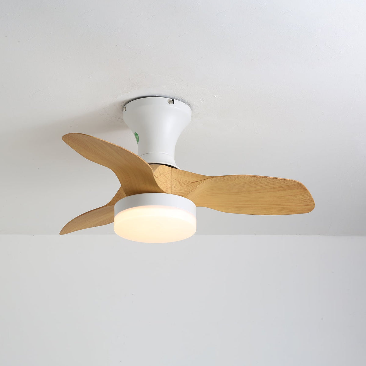 Syliseon Deckenventilator mit Beleuchtung aus weißem Holz im minimalistischen Stil