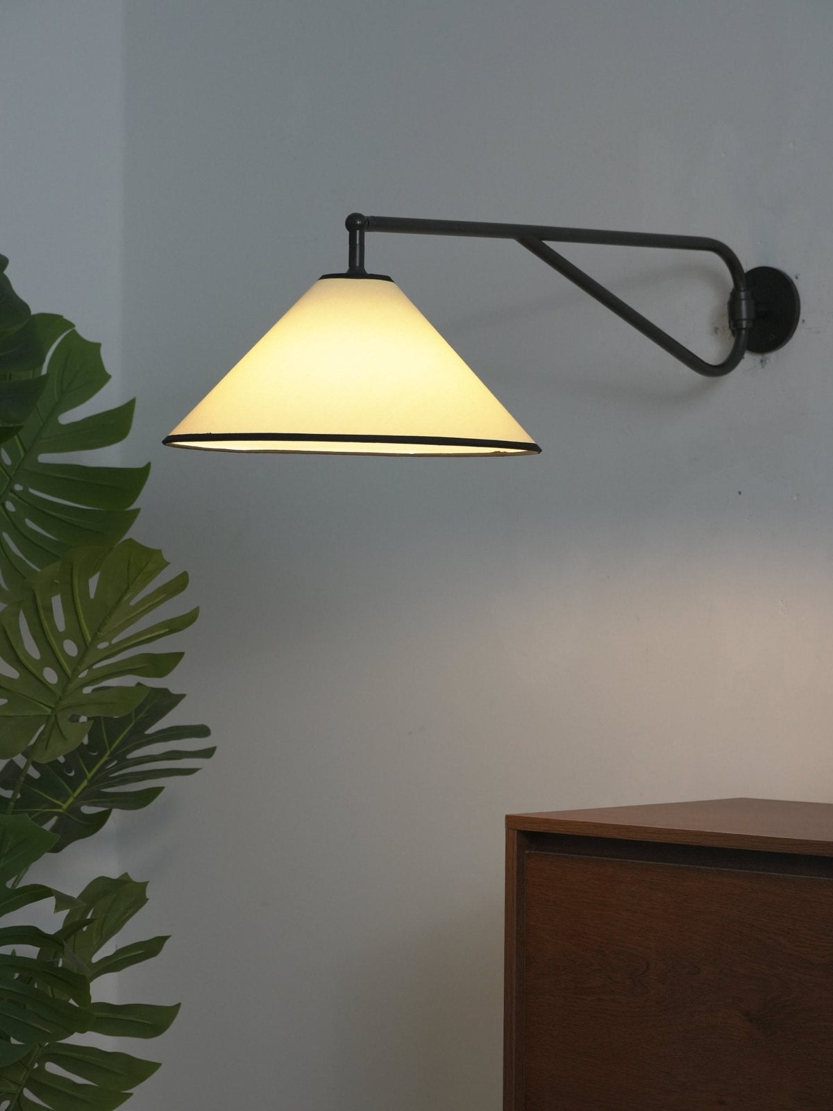 Zane Diaphane Minimalistische Wandleuchte aus Stoff mit Schwenkfunktion