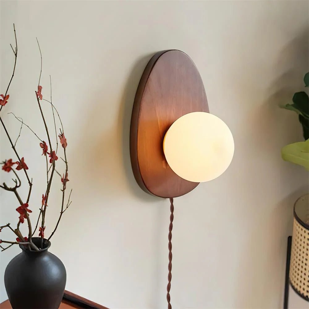 Nylaeiel skandinavisch Art Wandleuchte aus Walnuss-Holz mit Glas und Stecker