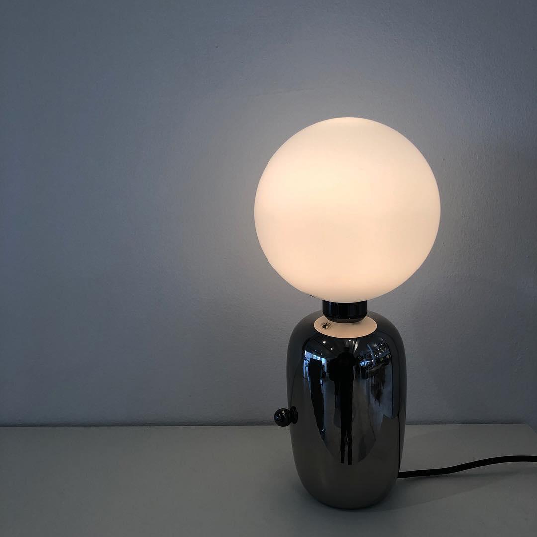 Nyxen Industrielle Tischleuchte aus Glas