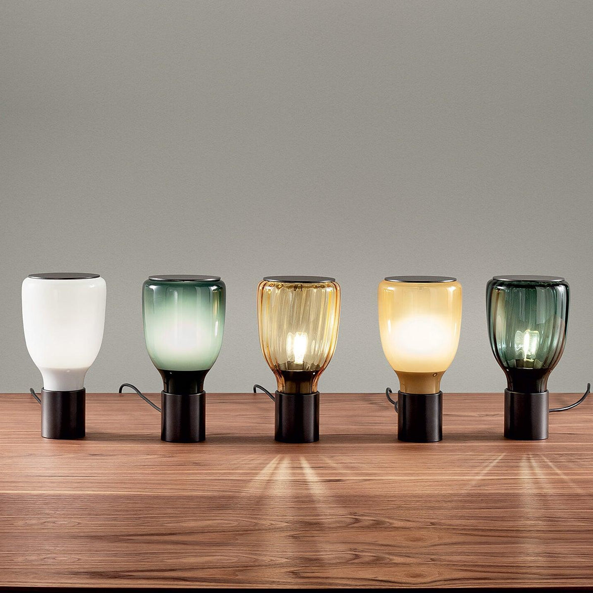 Vathayra Tischleuchte aus Glas