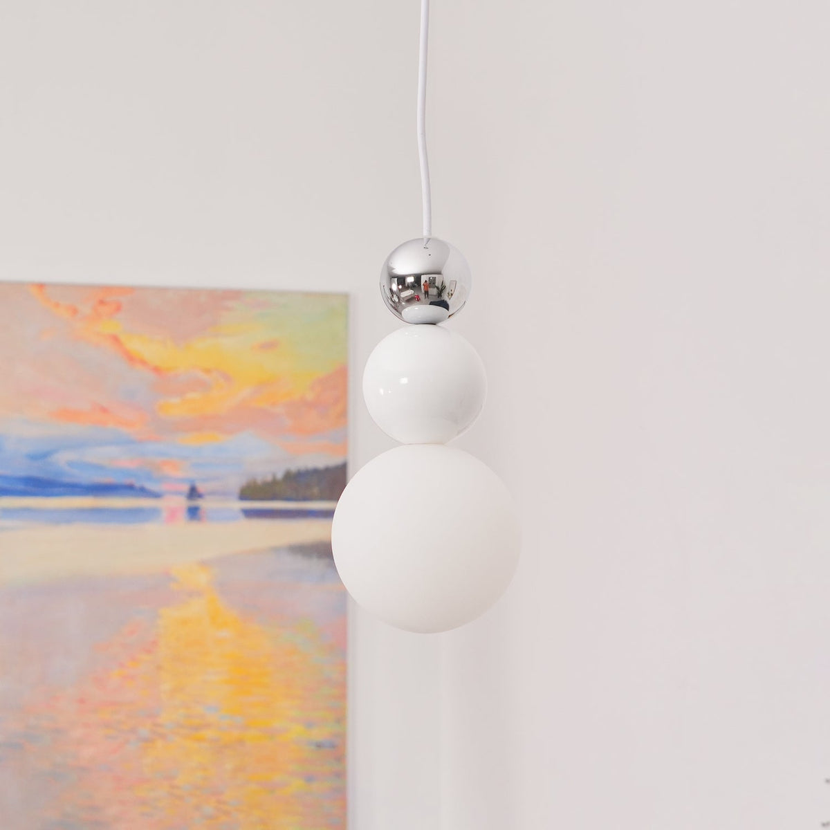 Elynd Acryl-Pendelleuchte mit drei Kugeln in Lila + Helllila