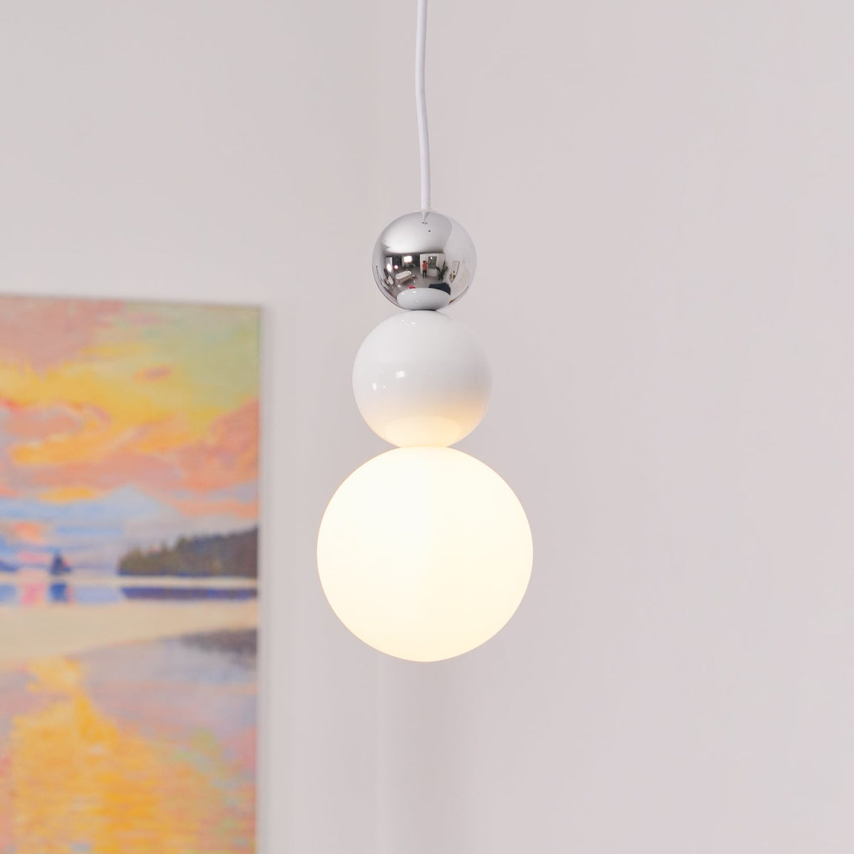 Elynd Acryl-Pendelleuchte mit drei Kugeln in Lila + Helllila