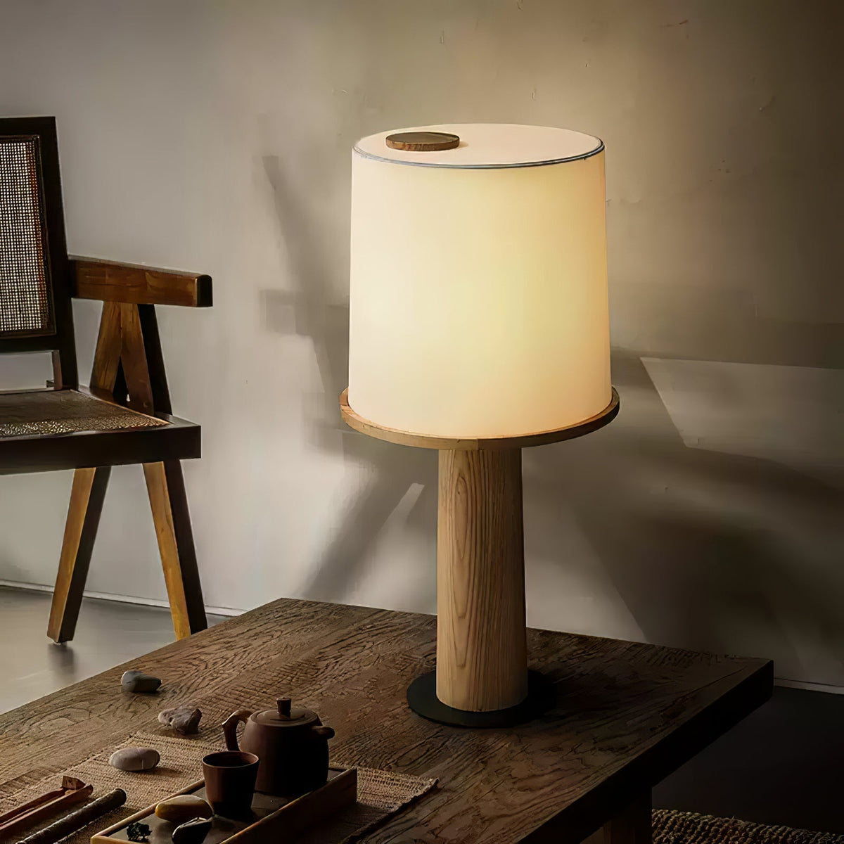 Rinirielle Tischleuchte aus Holz und Stoff im zeitgenössischen Stil