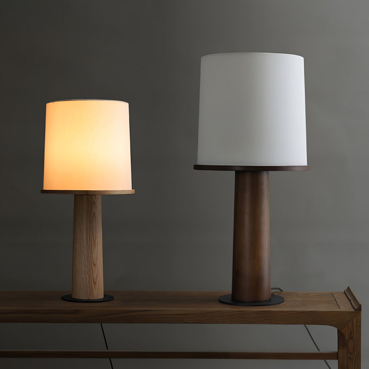 Rinirielle Tischleuchte aus Holz und Stoff im zeitgenössischen Stil