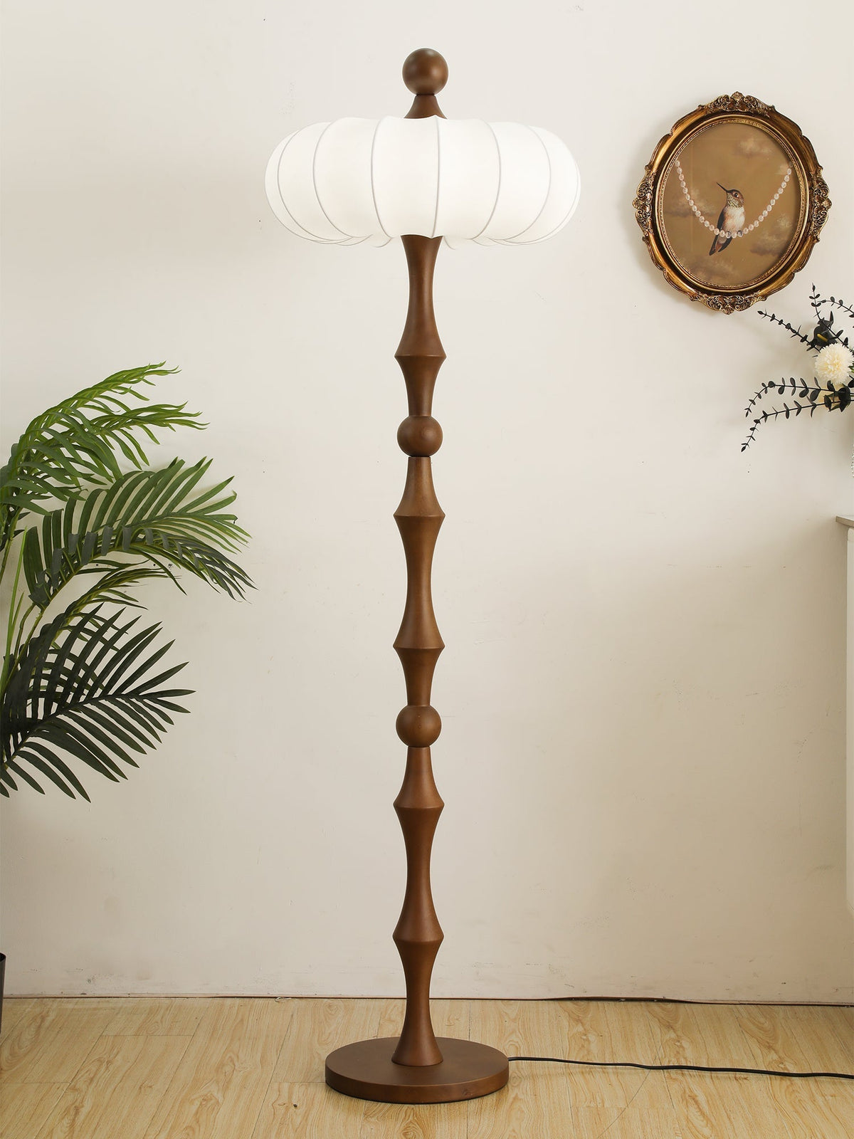 Sylirira Stehleuchte aus Holz und Seide