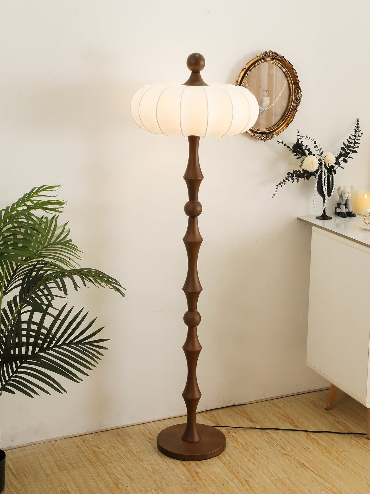 Sylirira Stehleuchte aus Holz und Seide