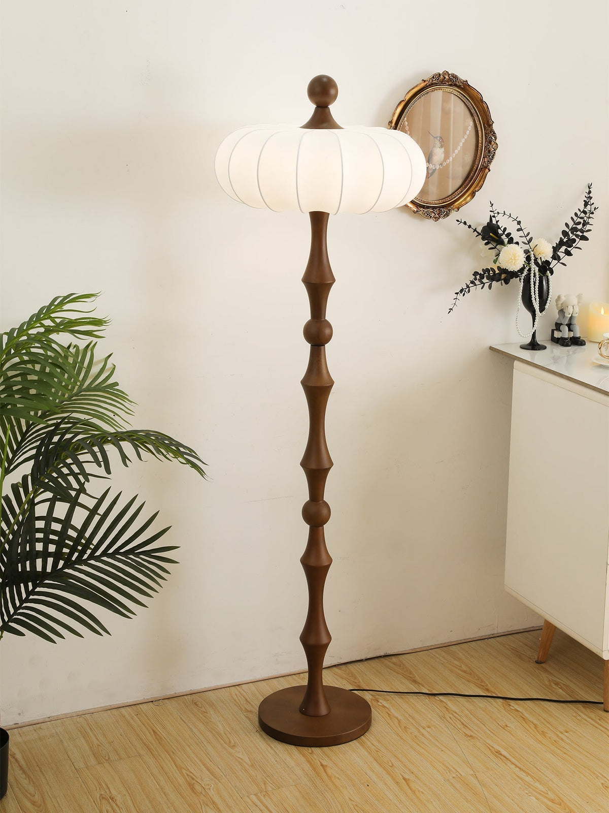 Sylirira Stehleuchte aus Holz und Seide