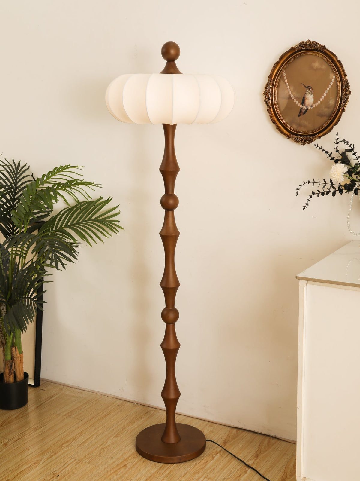 Sylirira Stehleuchte aus Holz und Seide