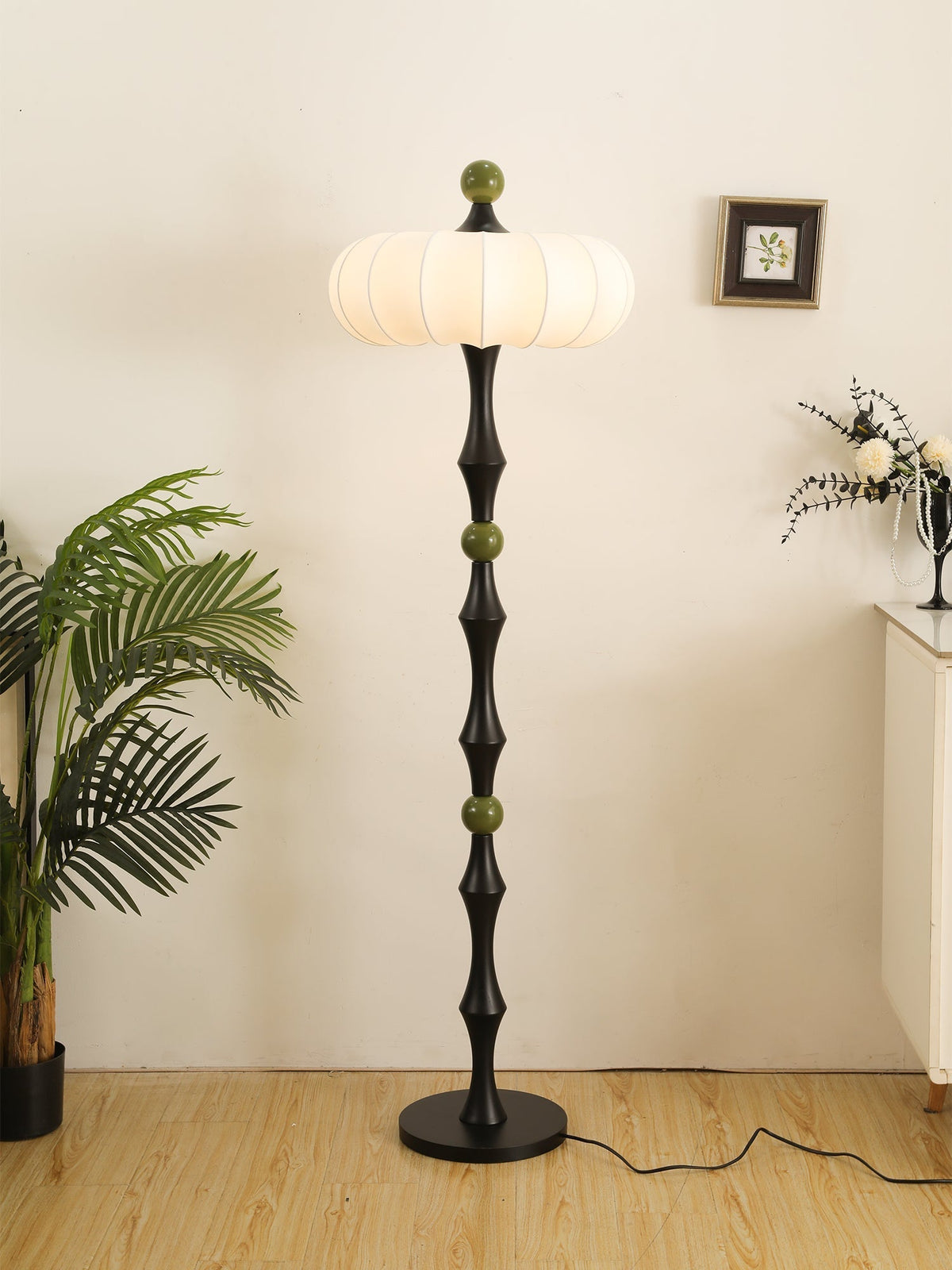 Sylirira Stehleuchte aus Holz und Seide