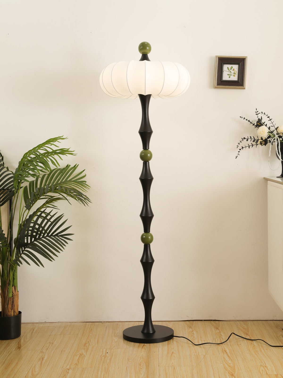 Sylirira Stehleuchte aus Holz und Seide
