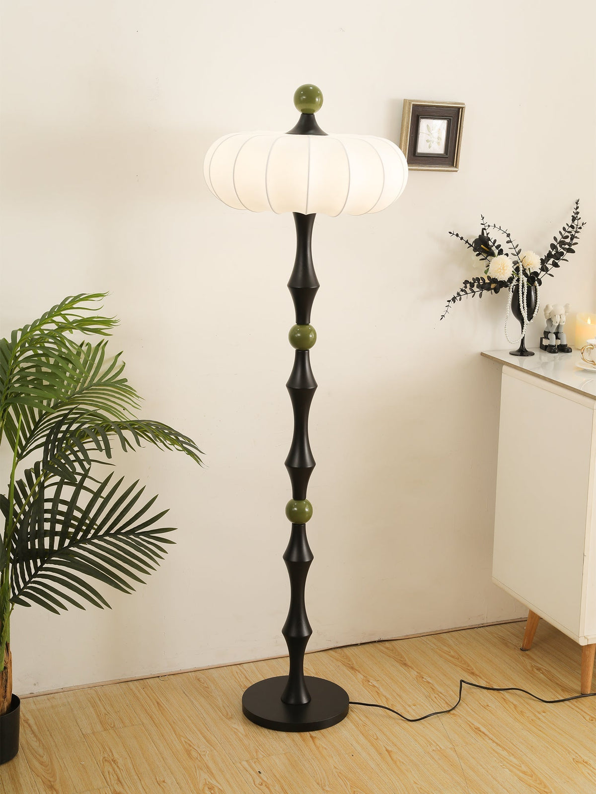 Sylirira Stehleuchte aus Holz und Seide