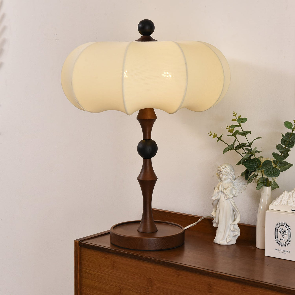 Lumae Tischlampe aus Holz und Stoff im Retro-Stil
