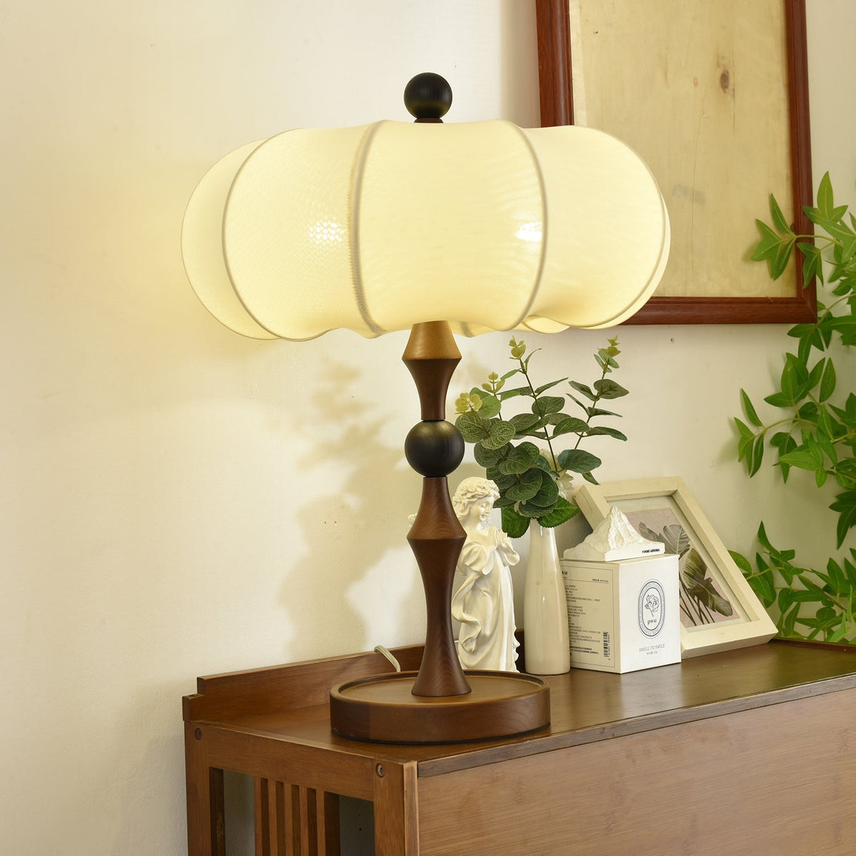 Lumae Tischlampe aus Holz und Stoff im Retro-Stil