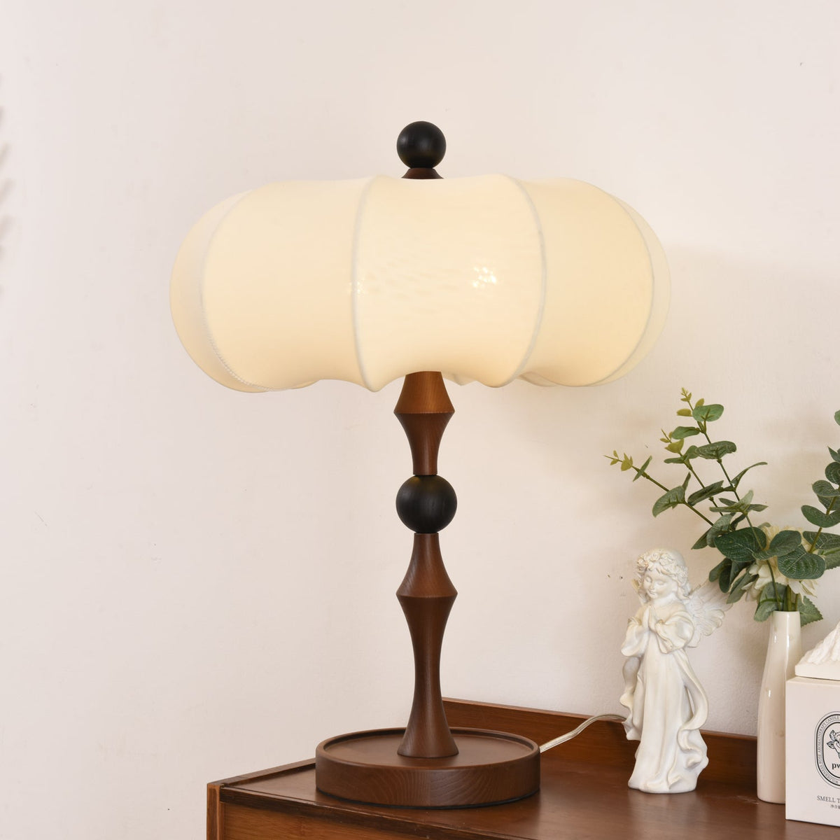 Lumae Tischlampe aus Holz und Stoff im Retro-Stil