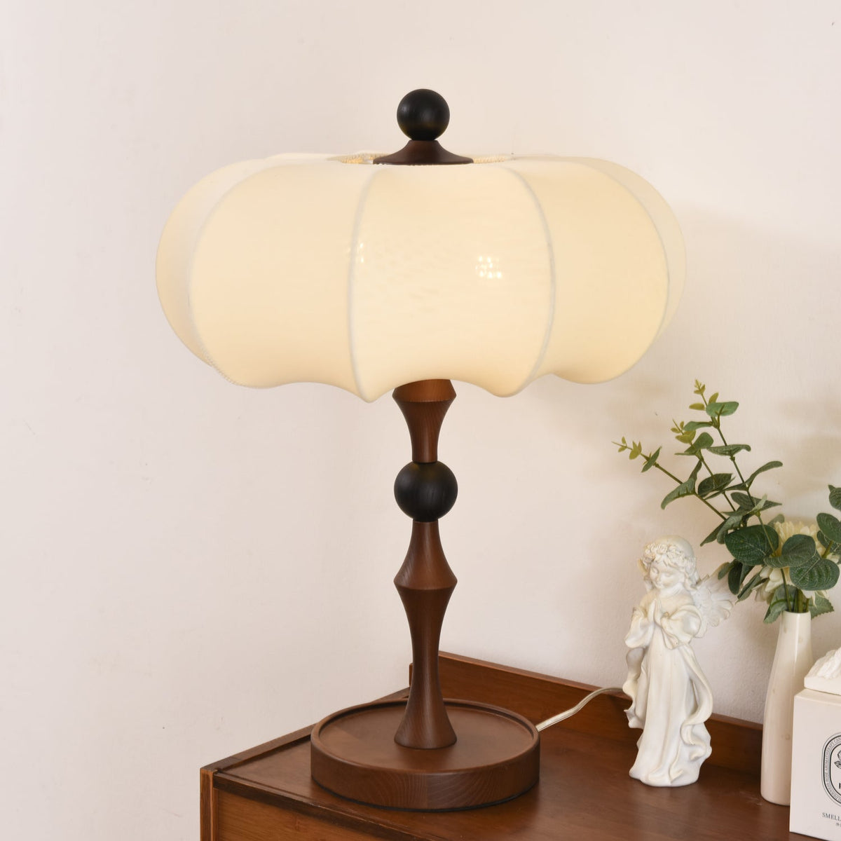 Lumae Tischlampe aus Holz und Stoff im Retro-Stil