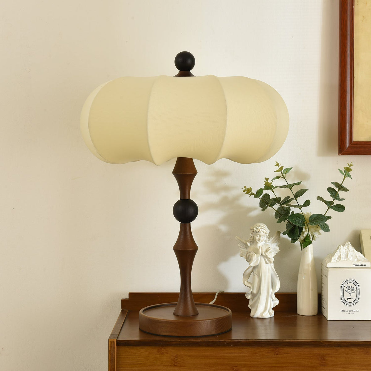 Lumae Tischlampe aus Holz und Stoff im Retro-Stil