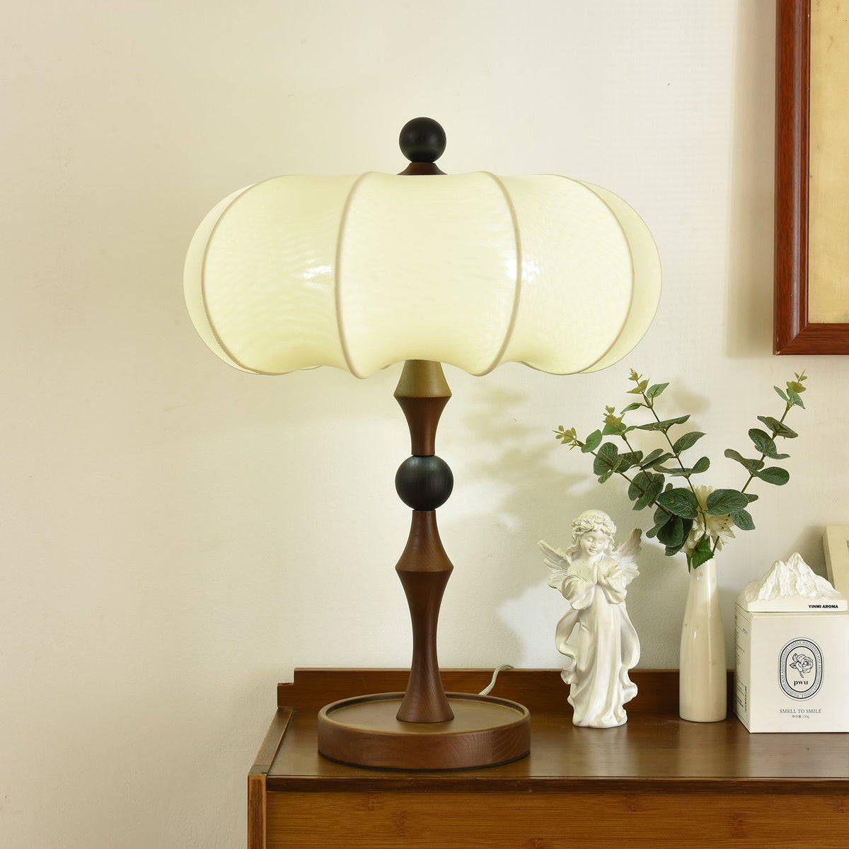 Lumae Tischlampe aus Holz und Stoff im Retro-Stil