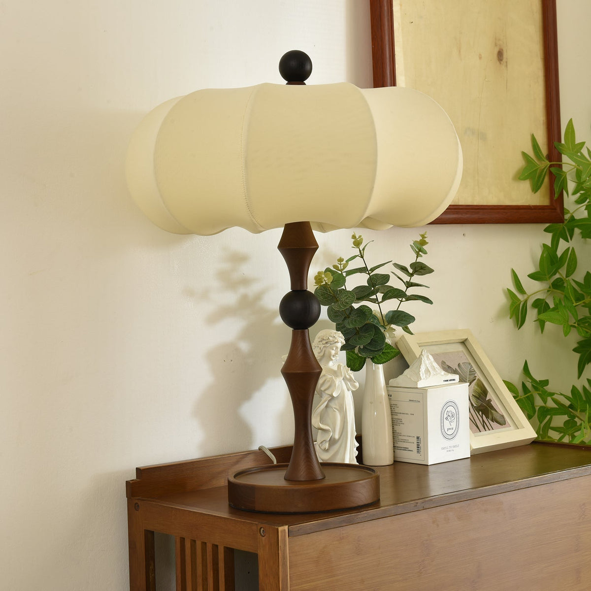 Lumae Tischlampe aus Holz und Stoff im Retro-Stil