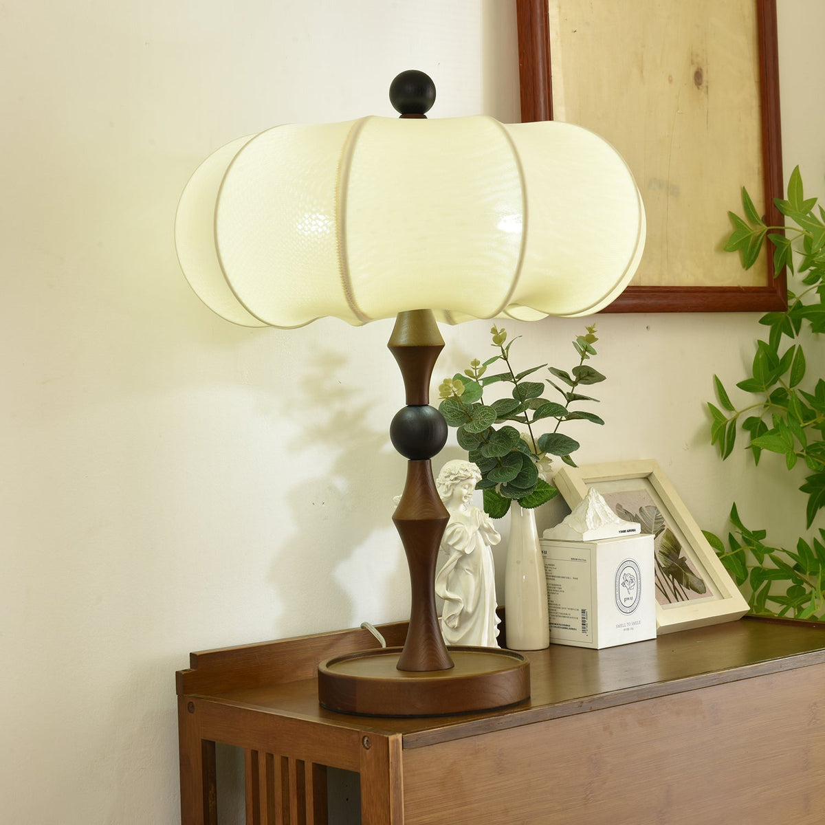 Lumae Tischlampe aus Holz und Stoff im Retro-Stil