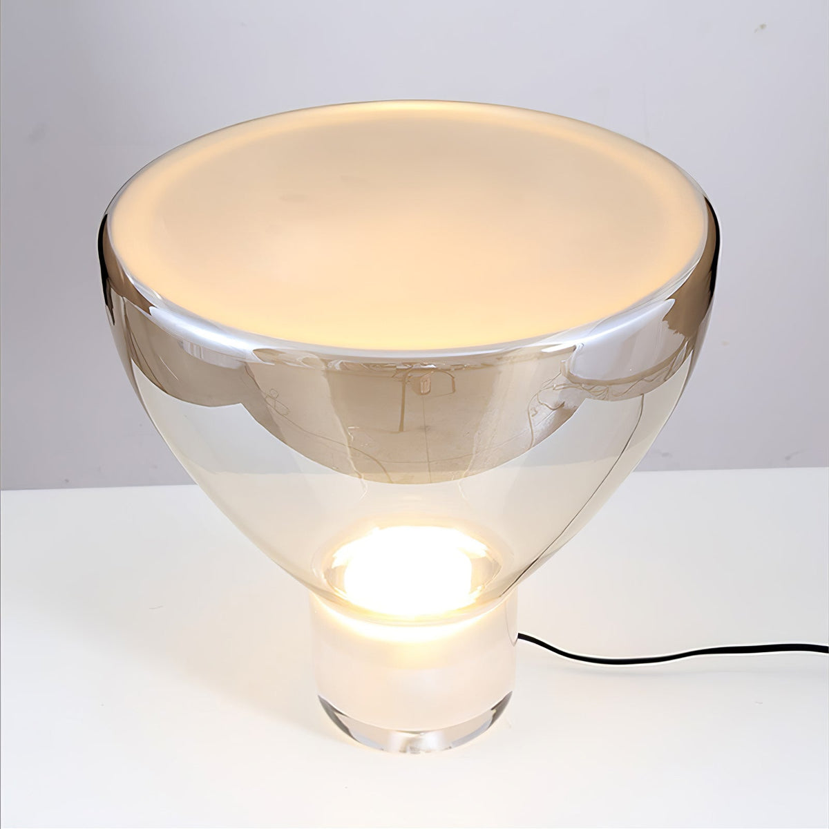 Cavm elegante Tischleuchte aus Glas