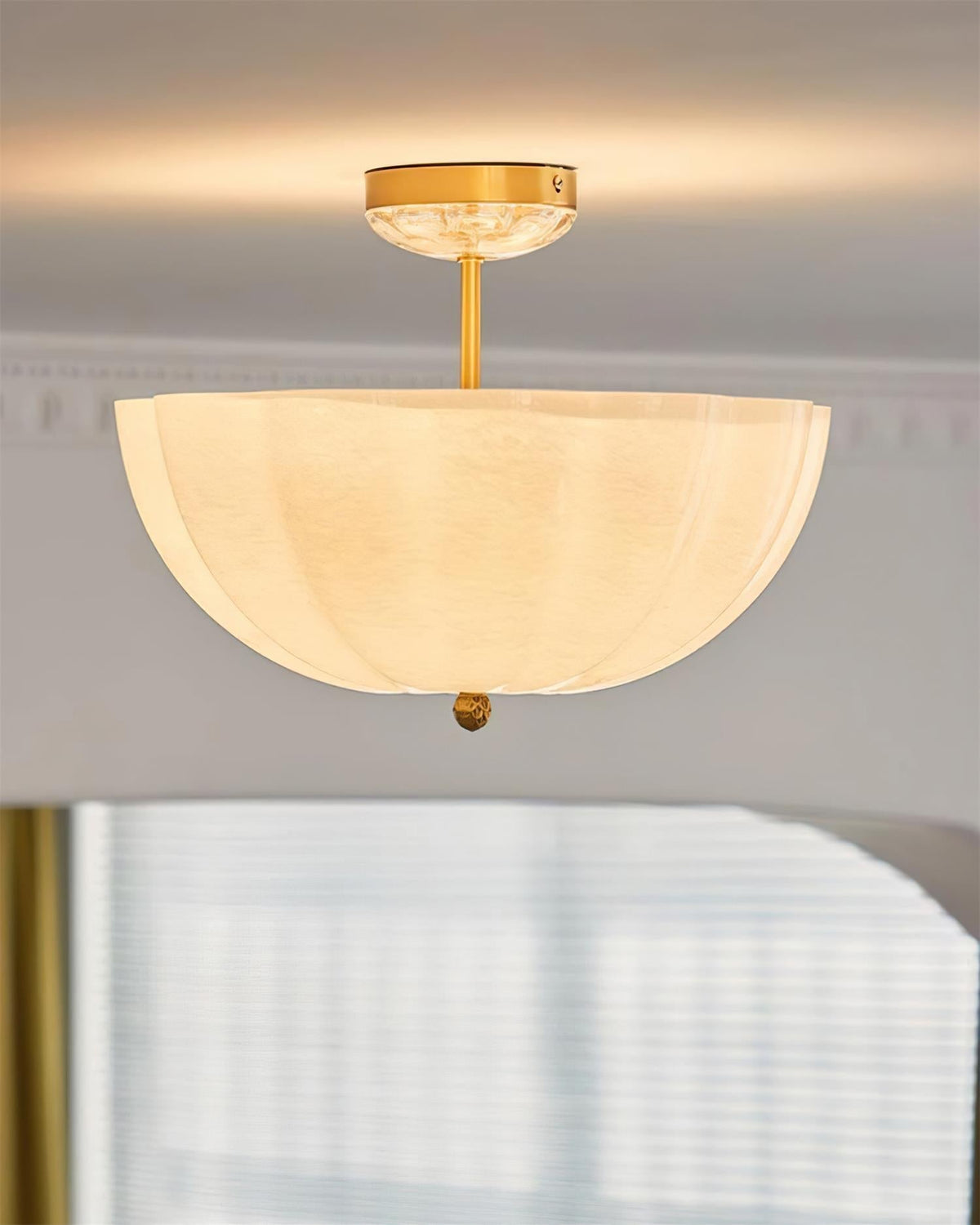 Cava Deckenleuchte aus Messing und Glas mit eleganter Blütenblatt-Silhouette modern