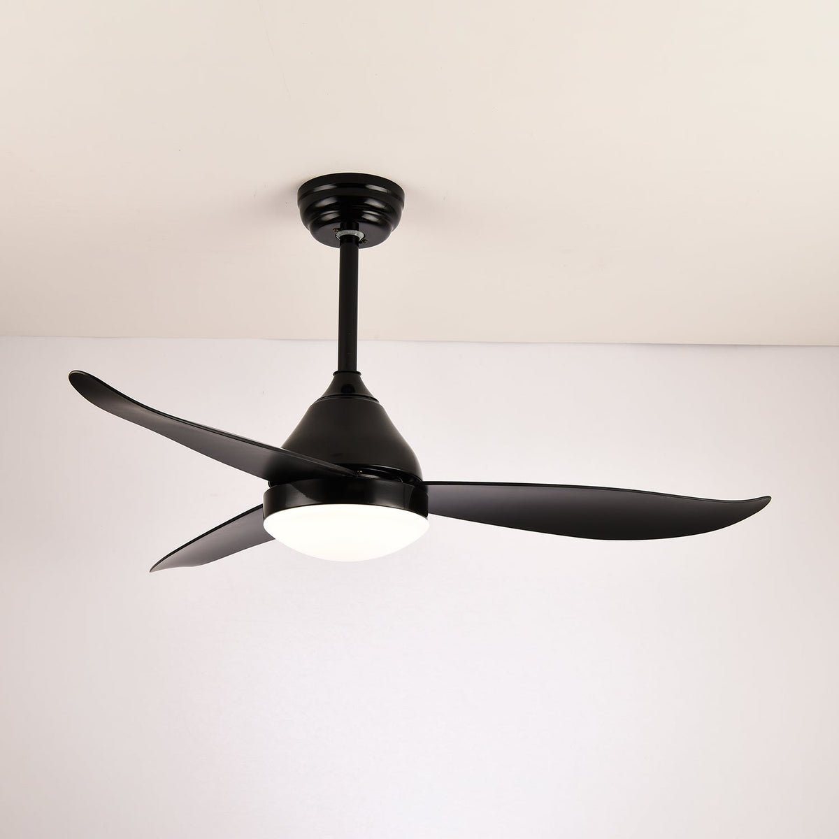 Fia Deckenventilator mit Beleuchtung aus Holz im modernen Stil
