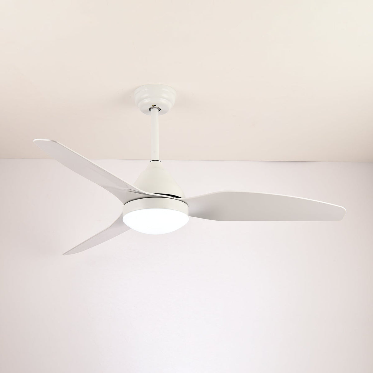 Fia Deckenventilator mit Beleuchtung aus Holz im modernen Stil