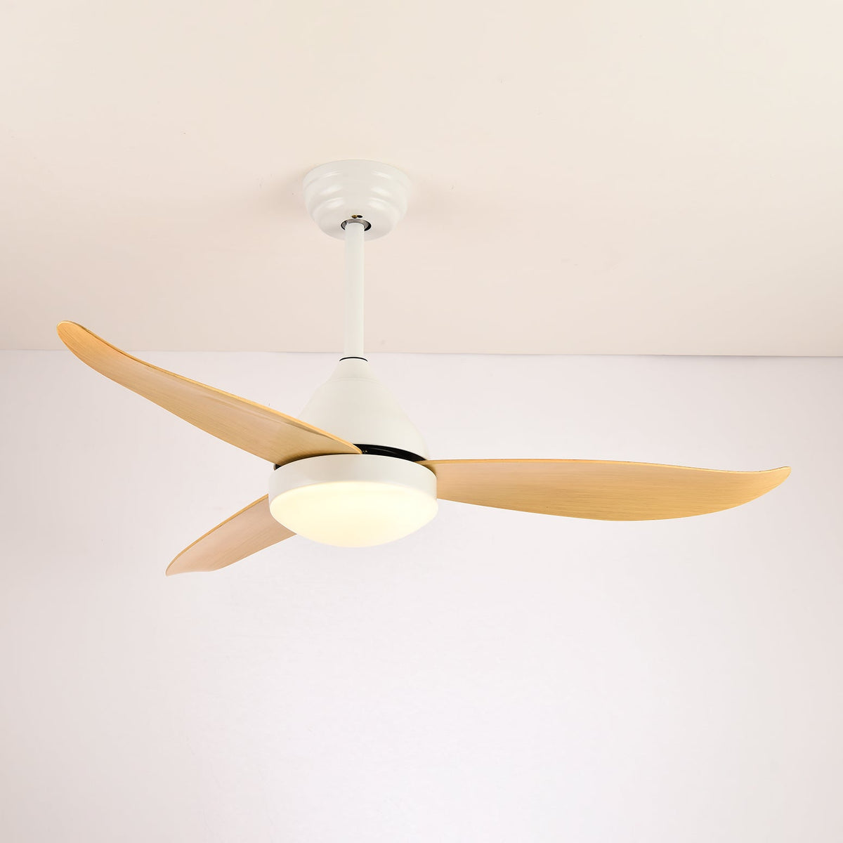 Fia Deckenventilator mit Beleuchtung aus Holz im modernen Stil