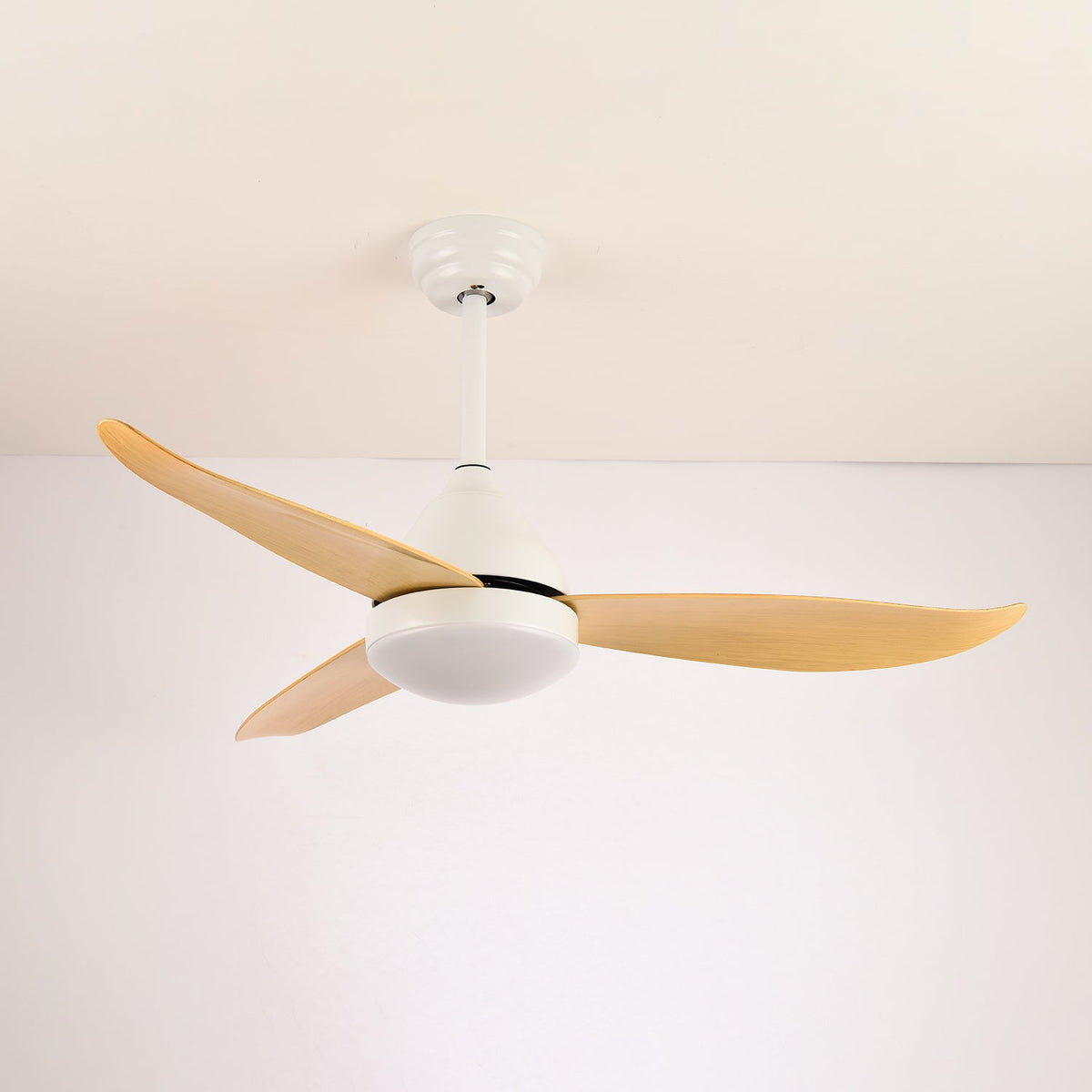 Fia Deckenventilator mit Beleuchtung aus Holz im modernen Stil
