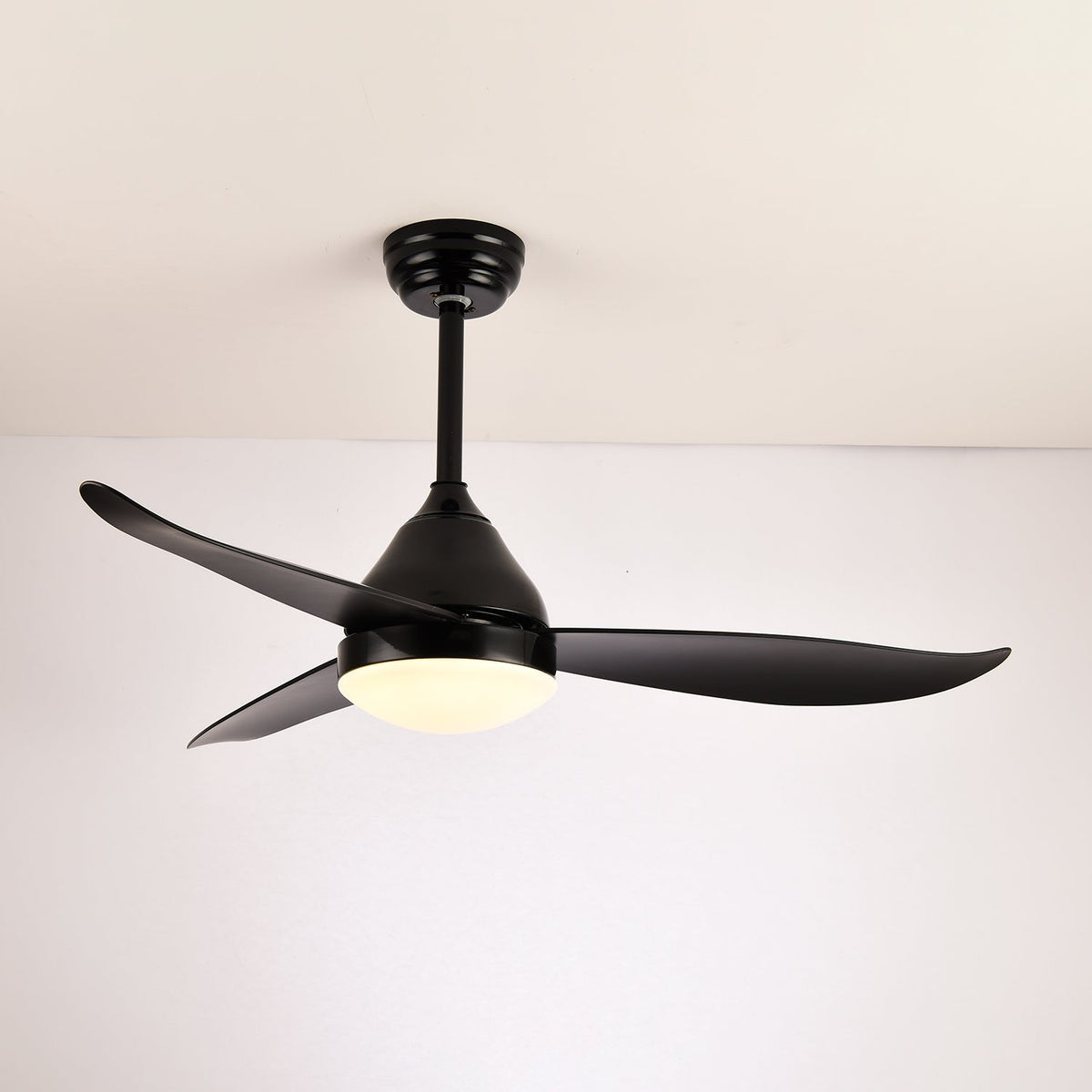 Fia Deckenventilator mit Beleuchtung aus Holz im modernen Stil