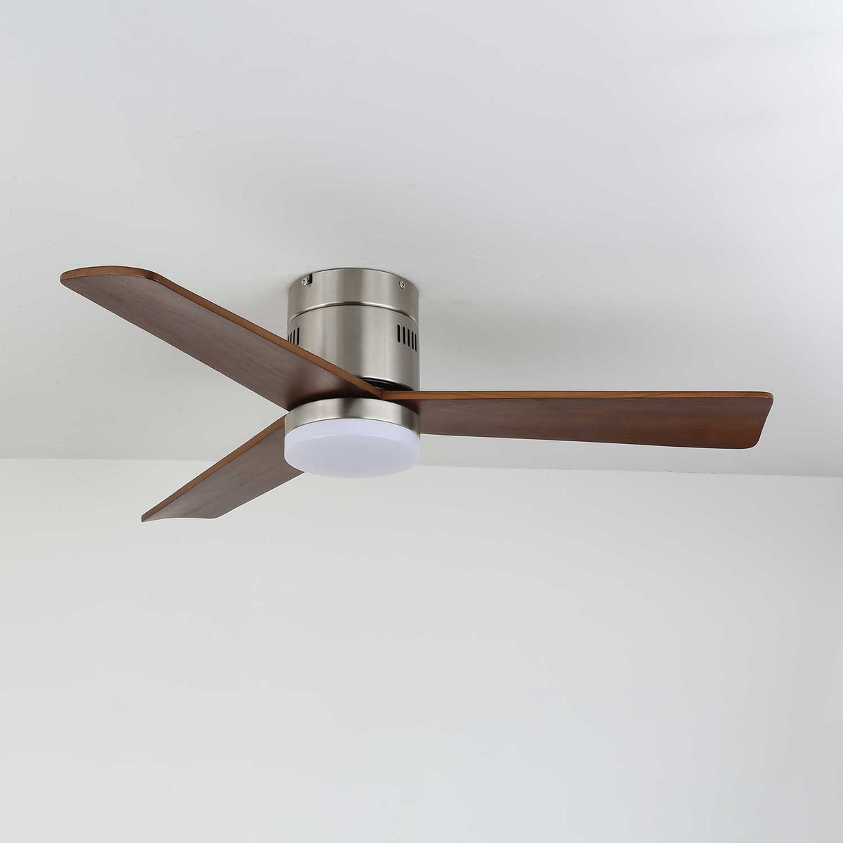 Eris Minimalistischer Deckenventilator mit Beleuchtung aus Holz