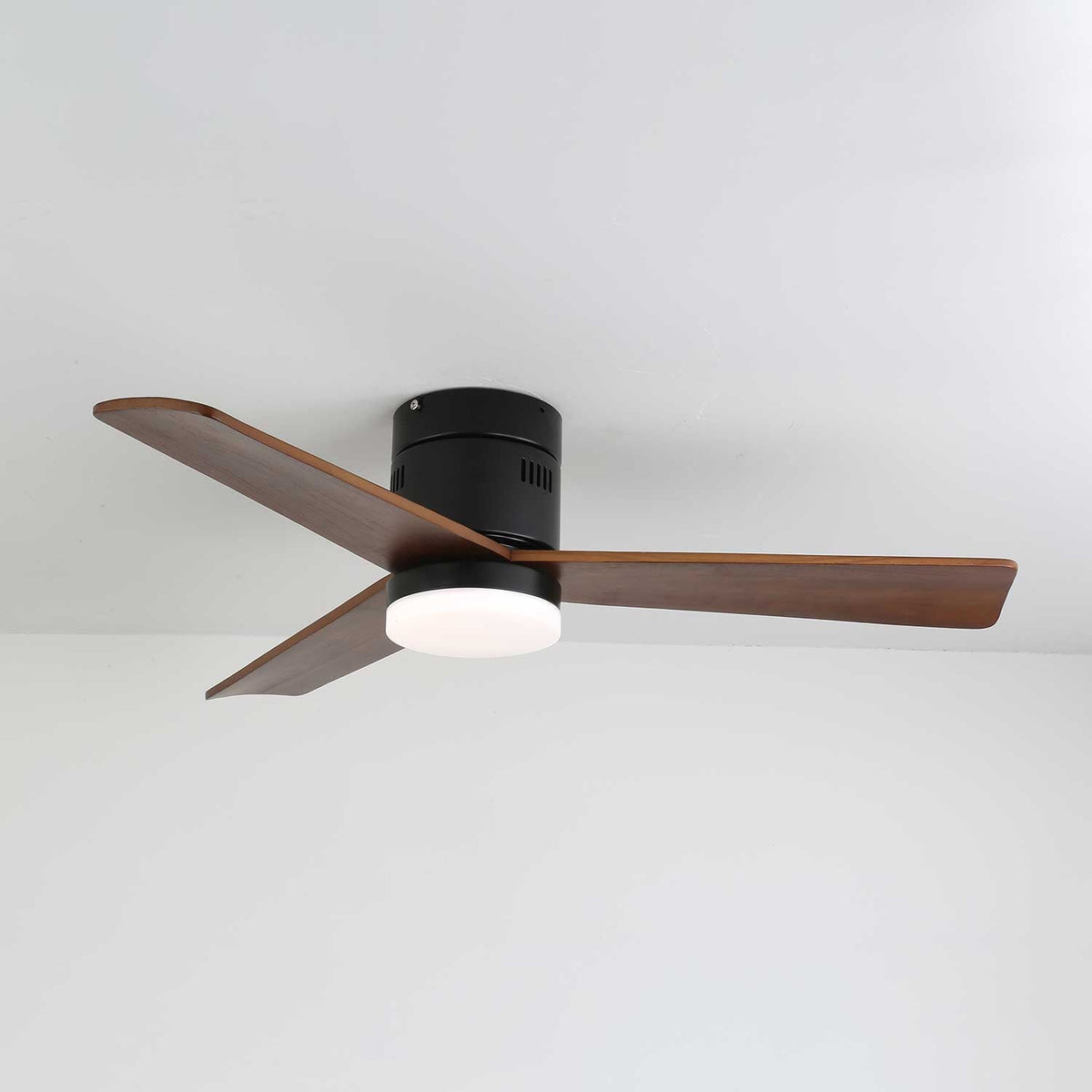 Eris Minimalistischer Deckenventilator mit Beleuchtung aus Holz