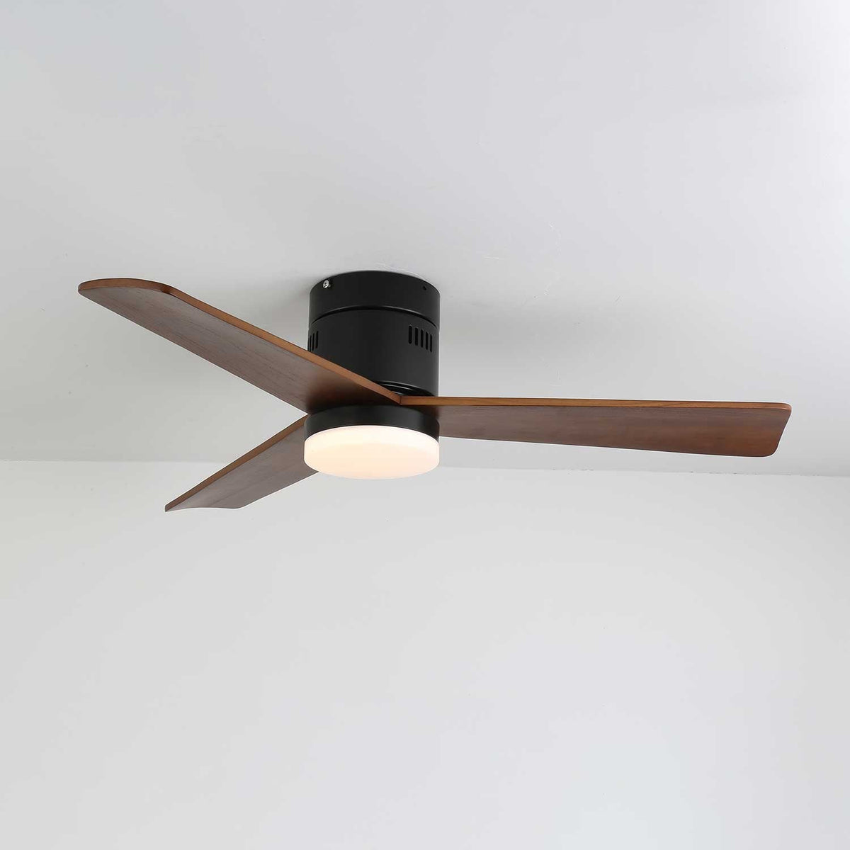 Eris Minimalistischer Deckenventilator mit Beleuchtung aus Holz