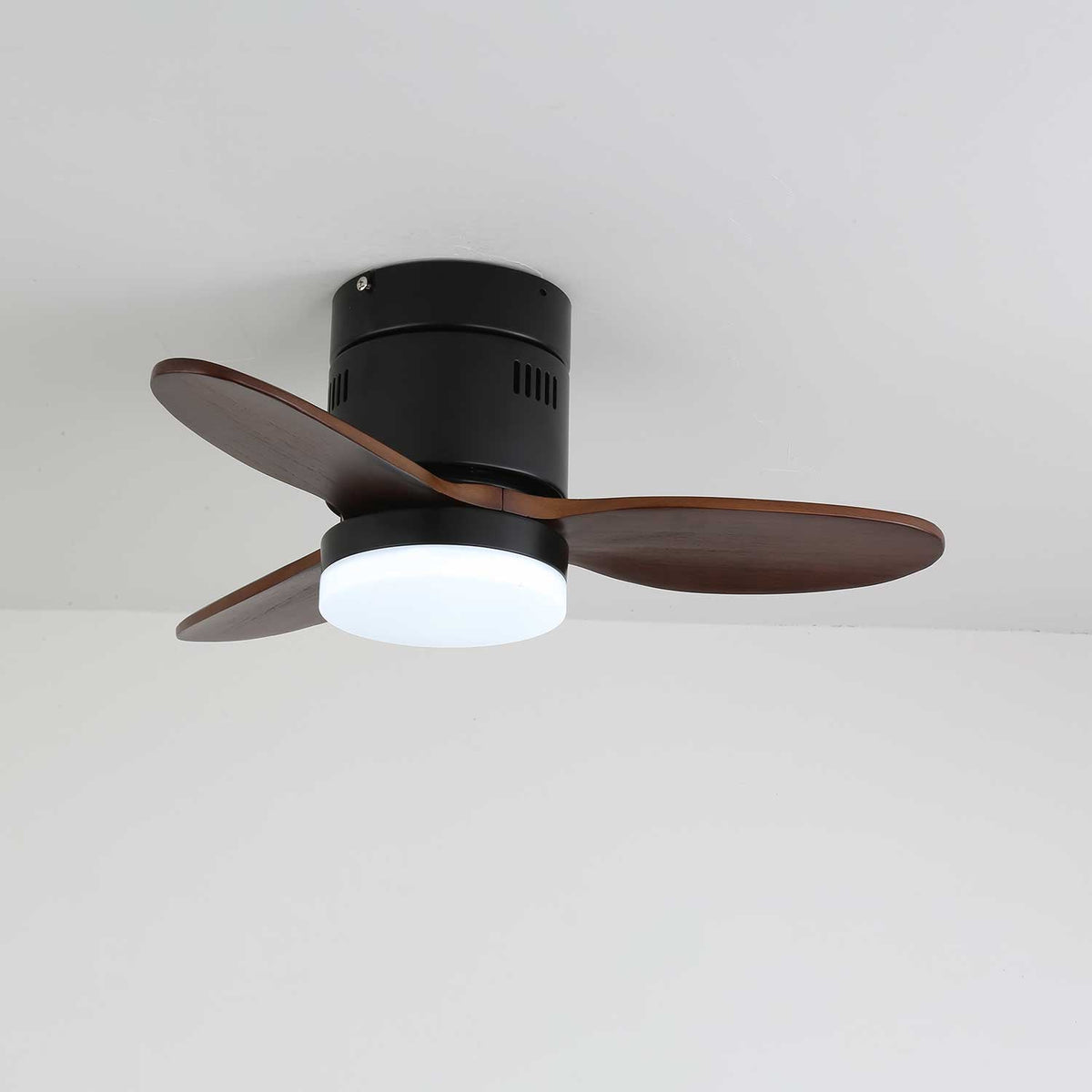 Eris Minimalistischer Deckenventilator mit Beleuchtung aus Holz