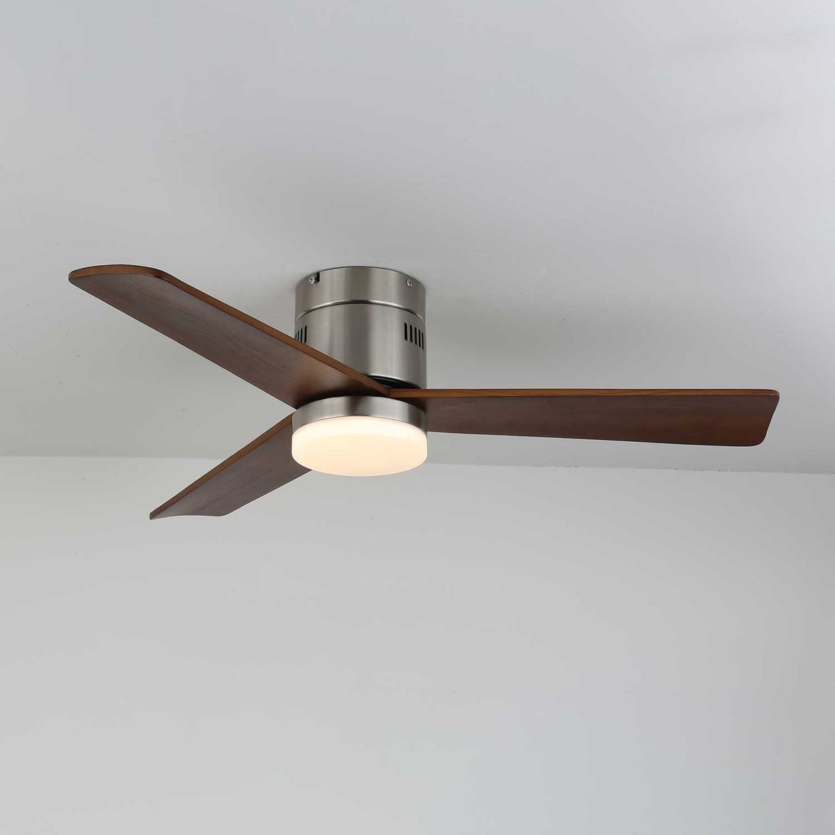 Eris Minimalistischer Deckenventilator mit Beleuchtung aus Holz