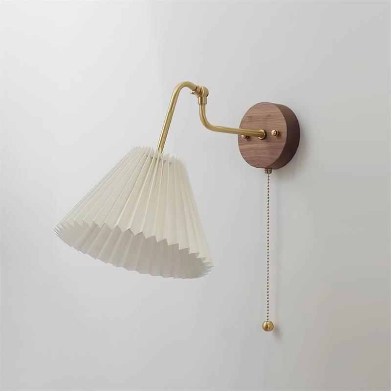 Vintage Messing & Walnuss-Wandleuchte mit gefalteten Stoffschirm