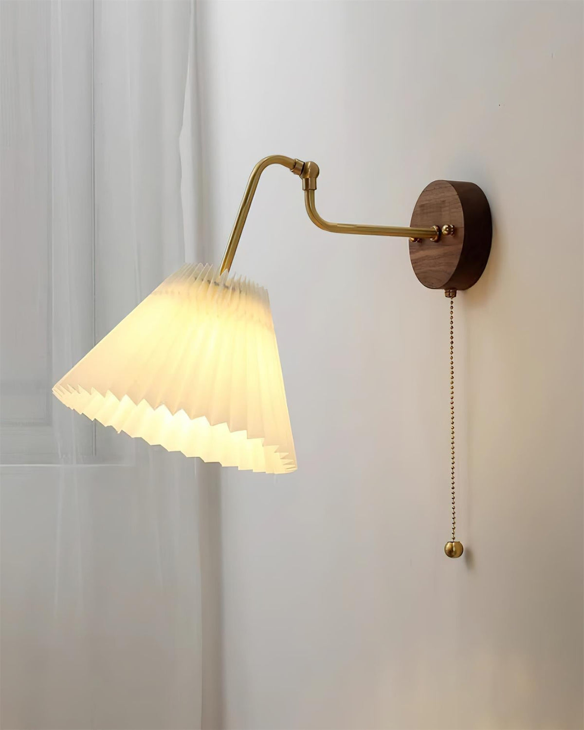 Vintage Messing & Walnuss-Wandleuchte mit gefalteten Stoffschirm