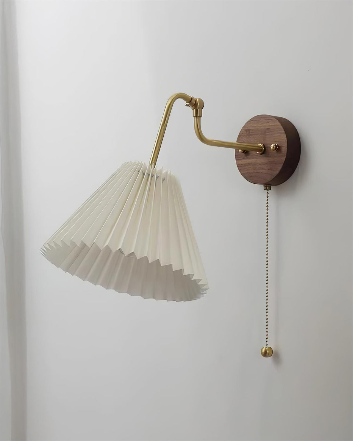 Vintage Messing & Walnuss-Wandleuchte mit gefalteten Stoffschirm