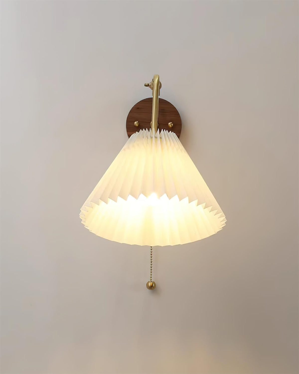 Vintage Messing & Walnuss-Wandleuchte mit gefalteten Stoffschirm
